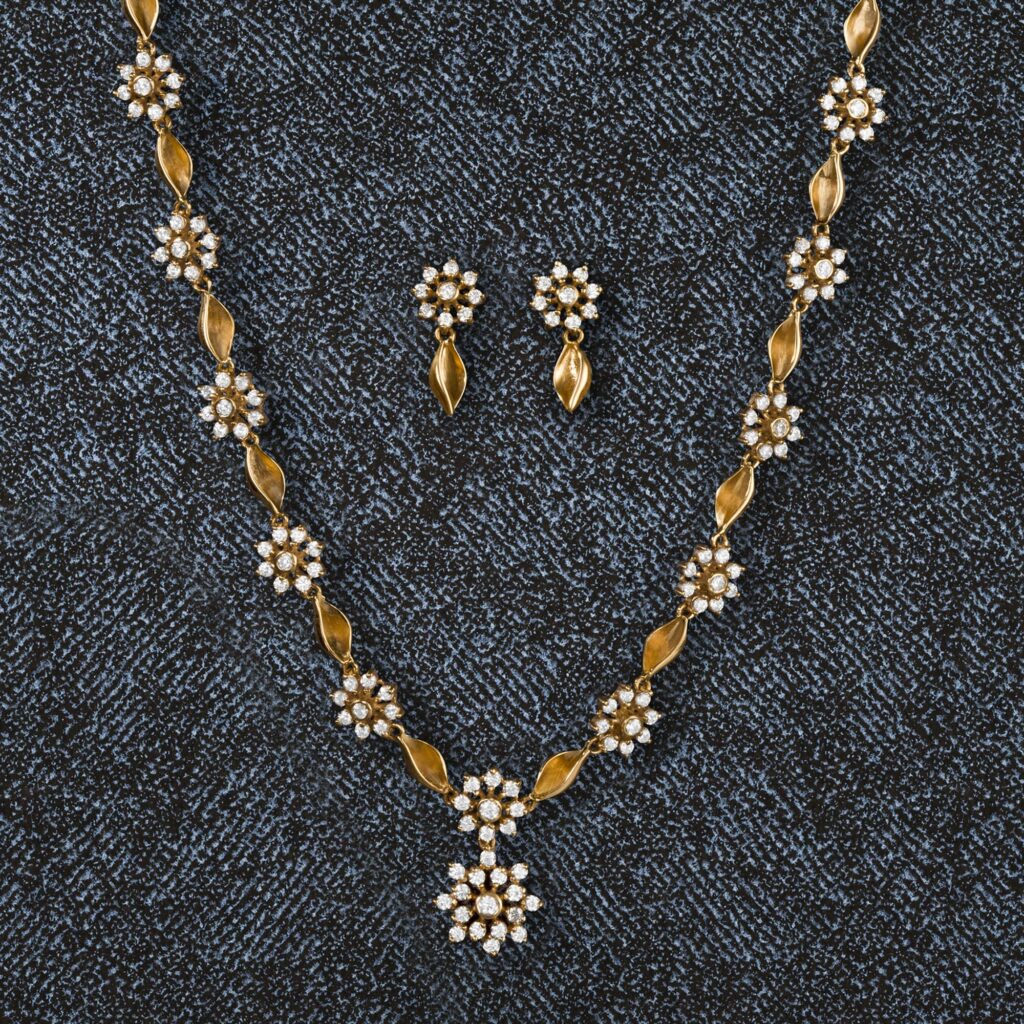 everyday gold and diamond chain at Neelkanth Gold and Diamonds Bangalore
