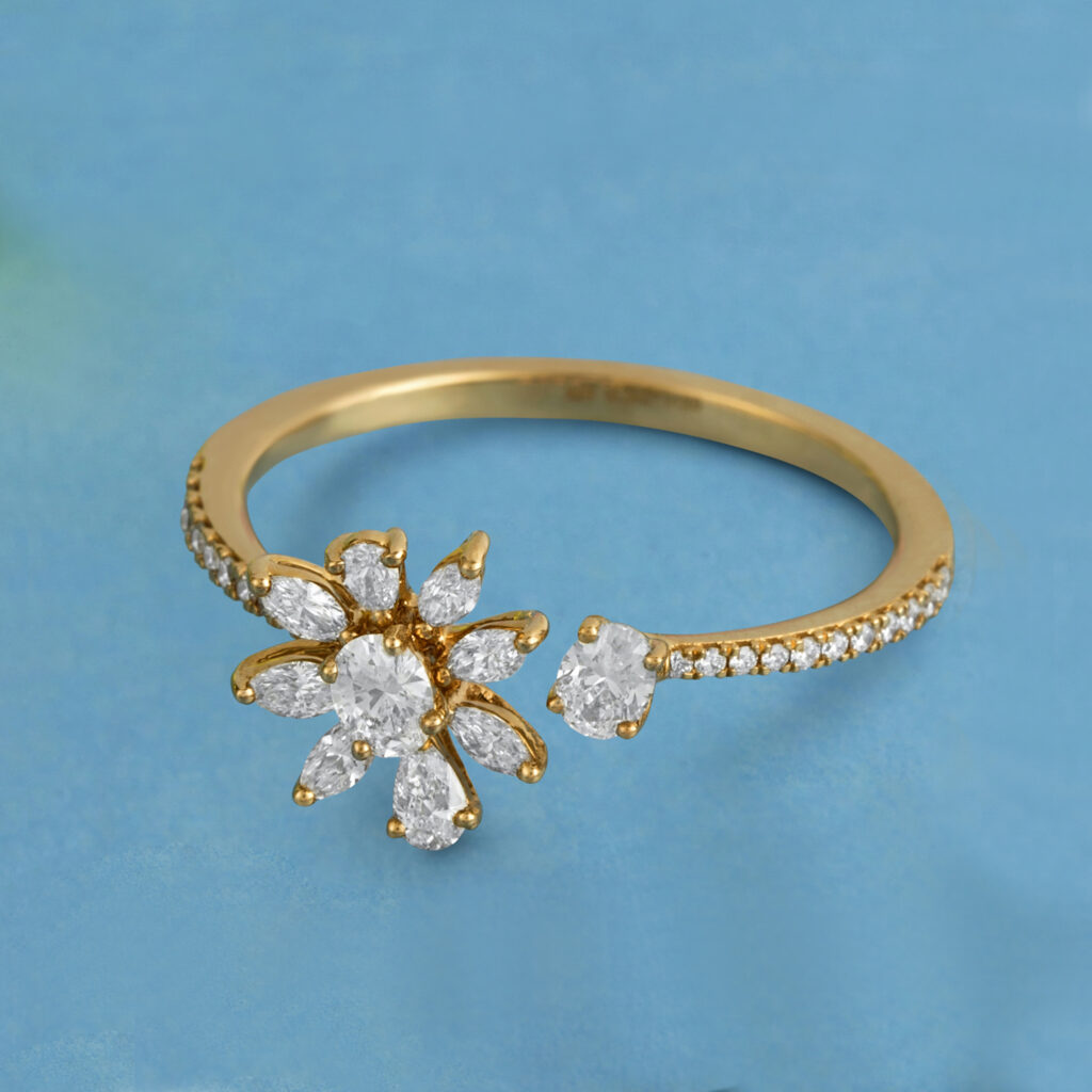 fre size ring made of gold anddiamonds