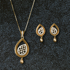 gold chain pendant and earring at Neelkanth Gold and Diamonds Bengaluru for everyday wear
